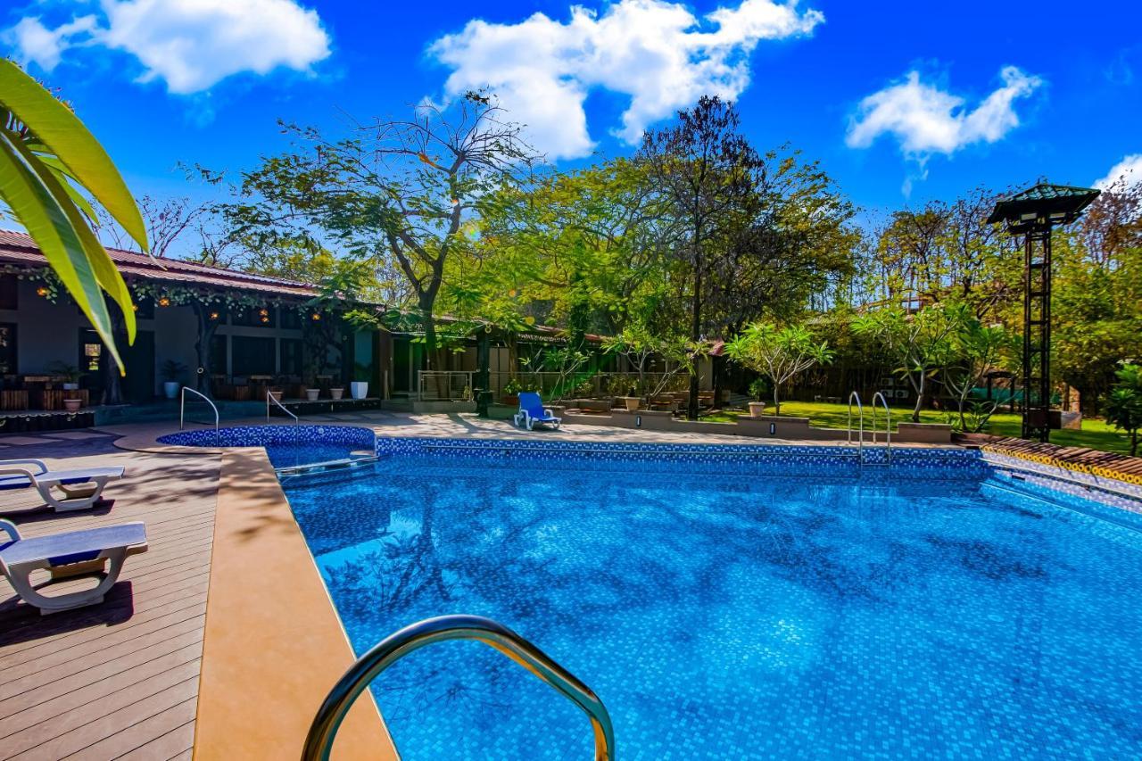 ホテル Club Mahindra Netrang エクステリア 写真